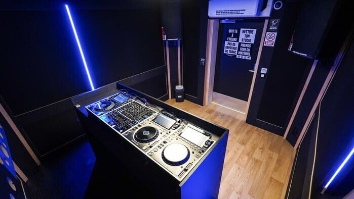 studio dj avec 3 platines cdj-3000 et une djm-V10