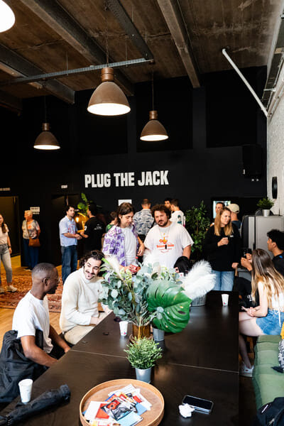 Lobby de Plug The Jack où se retrouvent les artistes à Liège