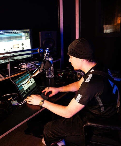 Beatmaker produisant dans un studio d'enregistrement et production à Liège