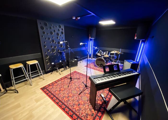 studio de répétition avec piano batterie et micros