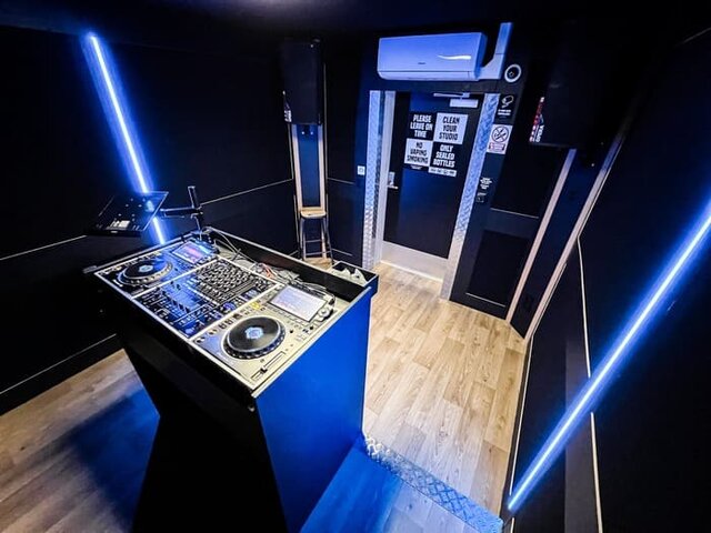 DJ-studio met dubbele CDJ-3000 spelers