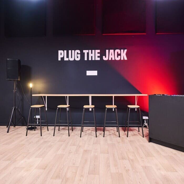 Lobby with high table and high chairs at Plug The Jack in antwerp