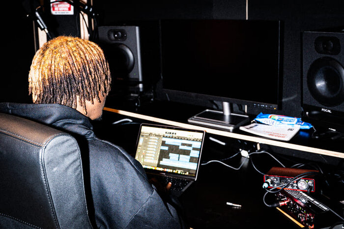 Beatmaker produisant dans un studio d'enregistrement et production