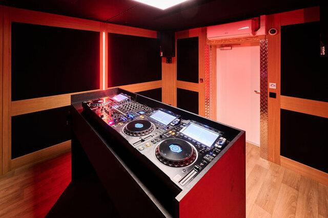 Triple deck DJ-studio in Brussels