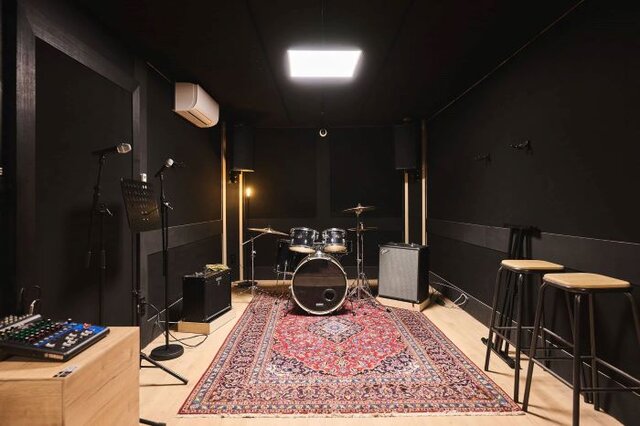 Repetitiestudio met drumstel, mengtafel en versterkers in antwerpen