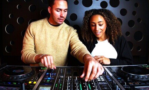 Deux DJ’s qui répètent ensemble dans un studio DJ à Liège