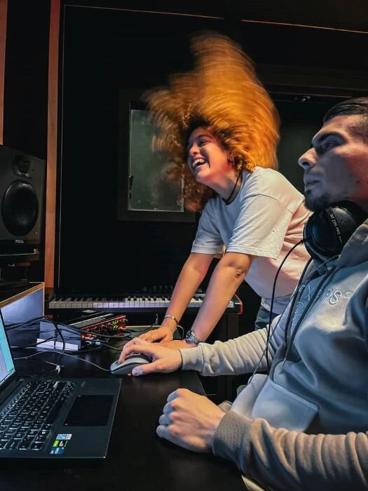 Beatmaker en lachende vrouw in productiestudio in antwerpen