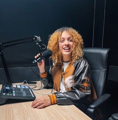 Vrouw in podcaststudio voor een microfoon en een Rodecaster Pro in antwerpen