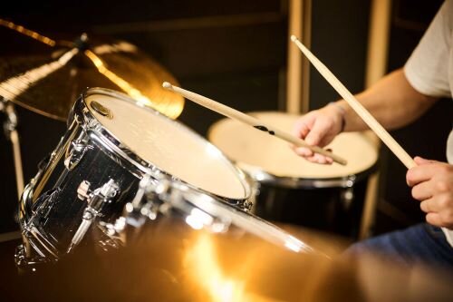 Drummer speelt in een oefenstudio in brussel