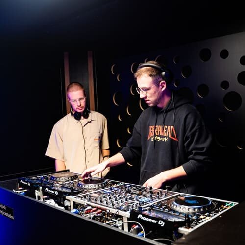 Dj teacher giving lessons at plug the jack studios