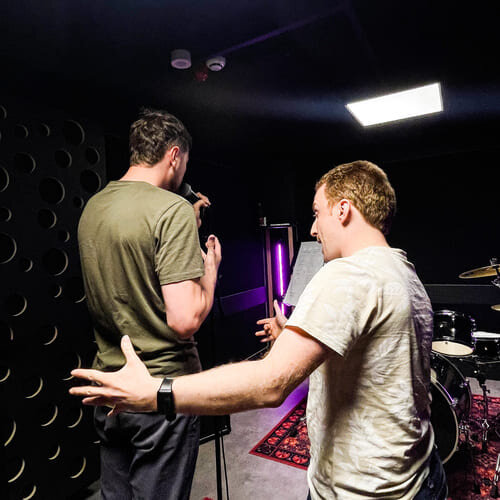 vocal coach giving singing lessons at plug the jack studios