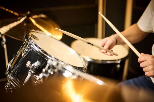 Toms of a Tama Imperial Star drum set in a band rehearsal space. | © Plug The Jack