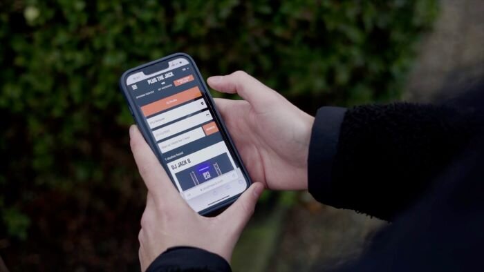 Smartphone displaying online booking of a music rehearsal studio. | © Plug The Jack