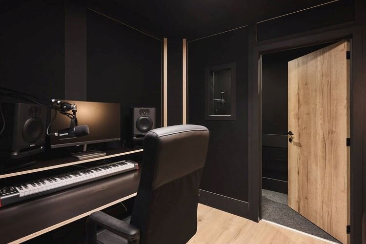  recording studio with an audio editing desk containing two Focal EVO 65 speakers, a Shure MV7 microphone, a Novation 61 monitor | © Plug The Jack