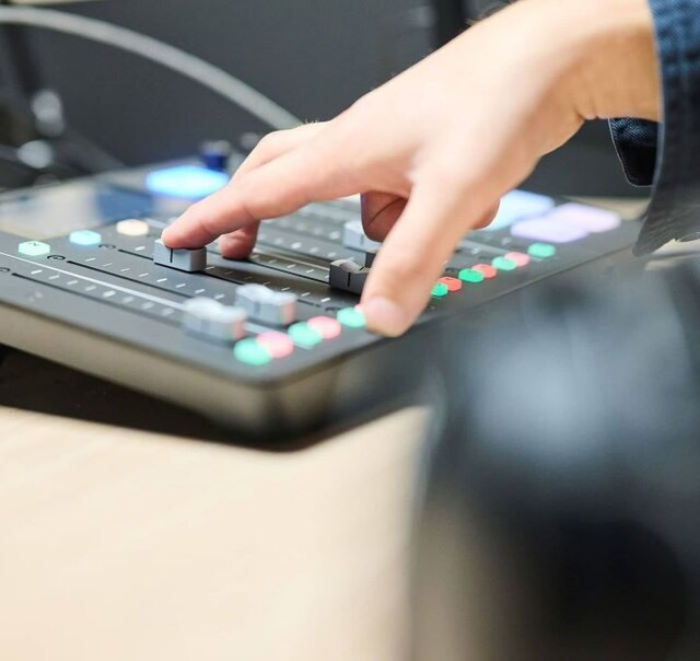 Man adjusting Rodecaster Pro to create a podcast. | © Plug The Jack