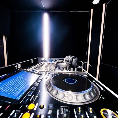 Studio DJ Plug The Jack, lecteur CDJ-3000, table de mixage, casque. | © Plug The Jack