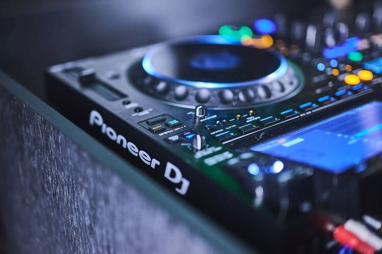  platine DJ CDJ-3000 dans un studio de DJ self-service | © Plug The Jack