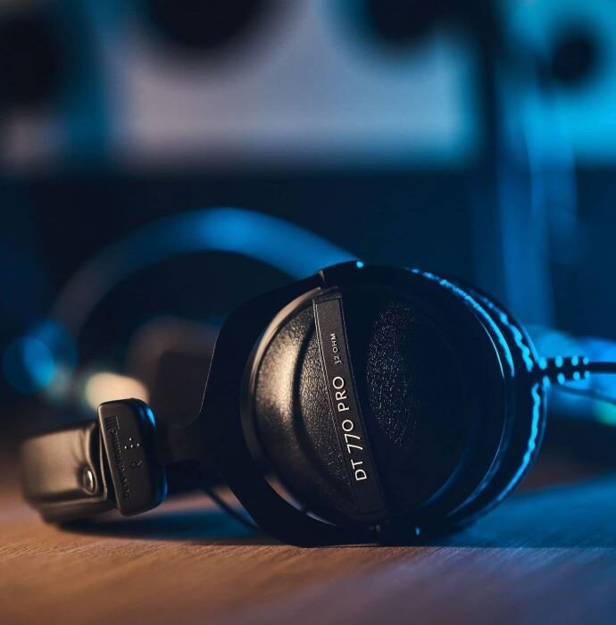 Casque Beyerdynamic DT770 Pro 80 dans studio d'enregistrement. | © Plug The Jack