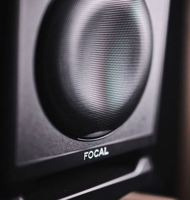 Moniteur actif Focal Alpha 65 EVO dans studio de production audio | © Plug The Jack