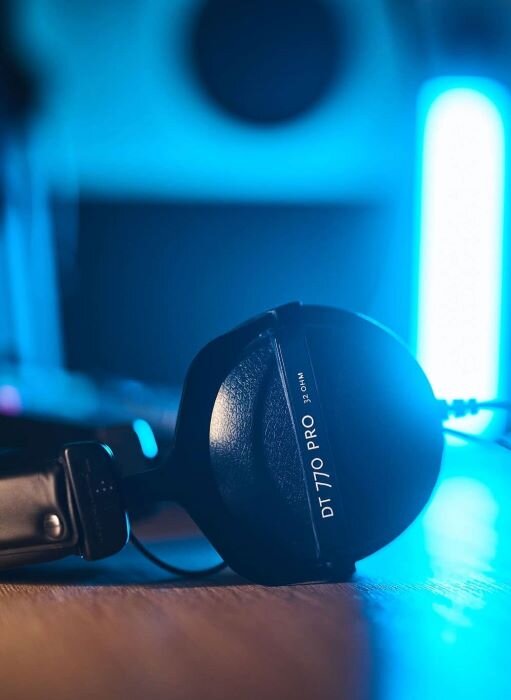 Casque Beyerdynamic DT770 Pro sur bureau dans studio de podcast. | © Plug The Jack