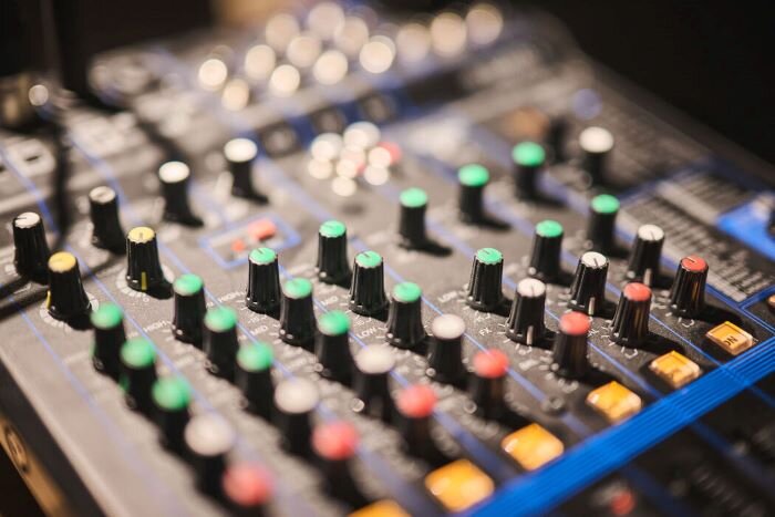 Table de mixage Yamaha MG10 dans studio de musique. | © Plug The Jack