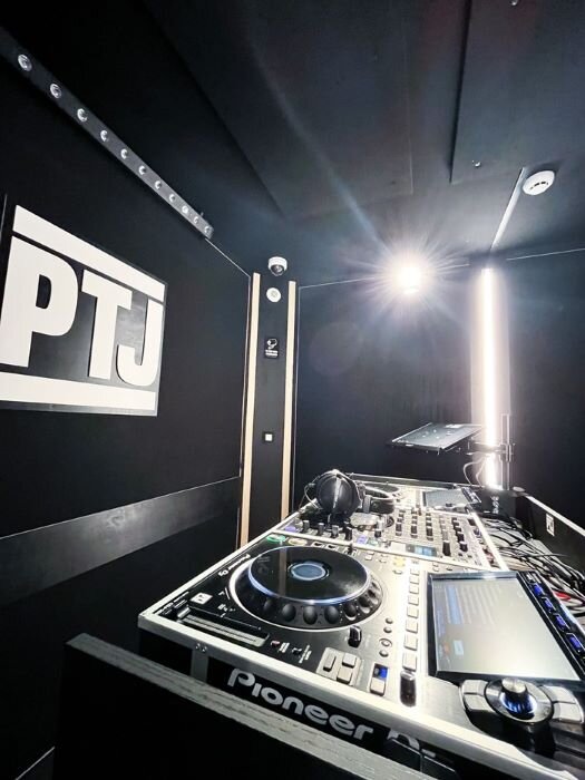 Zwart-witte DJ-repetitiestudio, Pioneer CDJ-3000-spelers, mengtafel. | © Plug The Jack