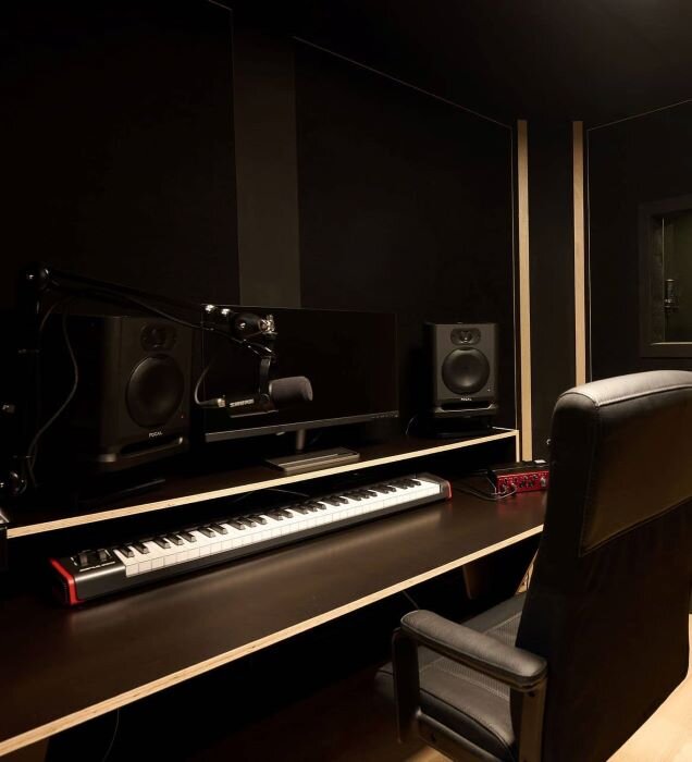 Opnamestudio met zangcabine, microfoon, audiobewakingsbureau en Focusrite-geluidskaart. | © Plug The Jack