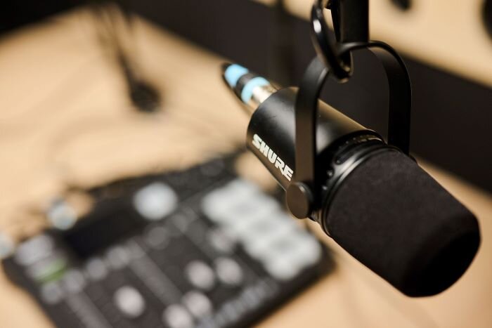 Shure MV7-podcastmicrofoon en Rodecaster Pro-mengconsole voor voice-overopname. | © Plug The Jack